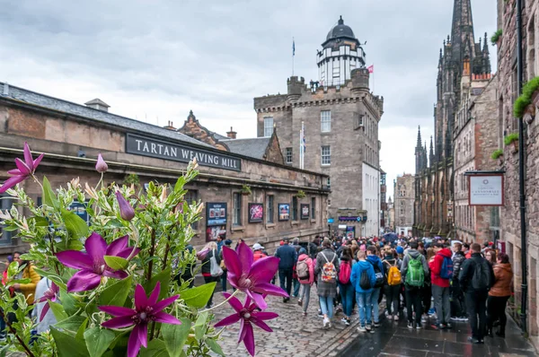 Bir sürü turist kraliyet yolunda seyahat ediyor. Edinburgh, İskoçya