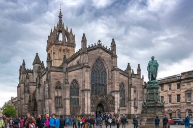 St. Giles Katedrali önünde kalabalık bir yer, Edinburgh, İskoçya