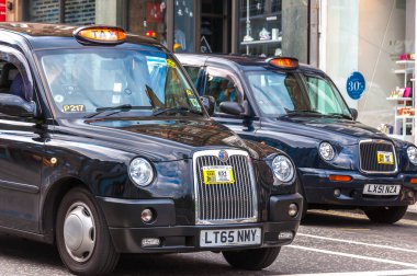 Edinburgh sokaklarında taksi servisi.