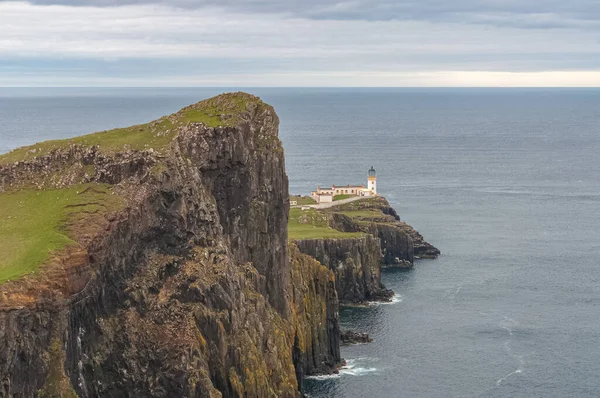 Cliffs with the Neist Point lighthouse in the background — Stock Photo, Image