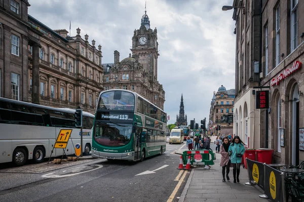 Balmoral Otel ve Scott Anıtı yakınlarındaki trafik, Edinburgh, İskoçya