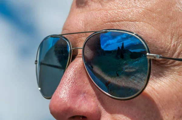 Gros plan de l'homme avec des lunettes de soleil — Photo