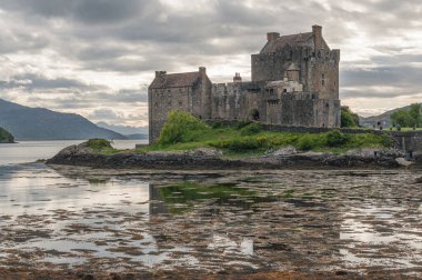 Eilean Donan Şatosu İskoçya, Duich Gölü 'nün sularında yansımasıyla