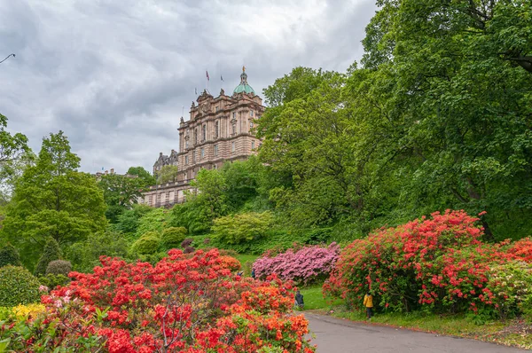 Yeşil ağaçları ve renkli çiçekleri olan Edinburgh Parkı
