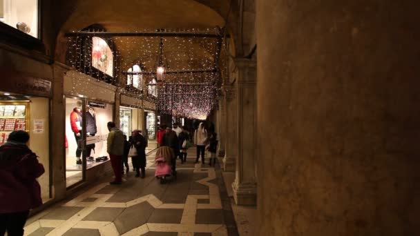 ヴェネツィアのサン・マルコ広場のギャラリーの窓の前を歩く人々 — ストック動画