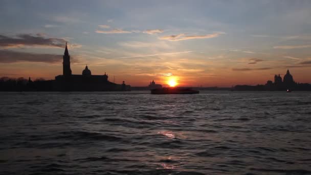 Vaporetto y puesta de sol sobre las iglesias de San Giorgio y Salute, Venecia, Italia — Vídeo de stock