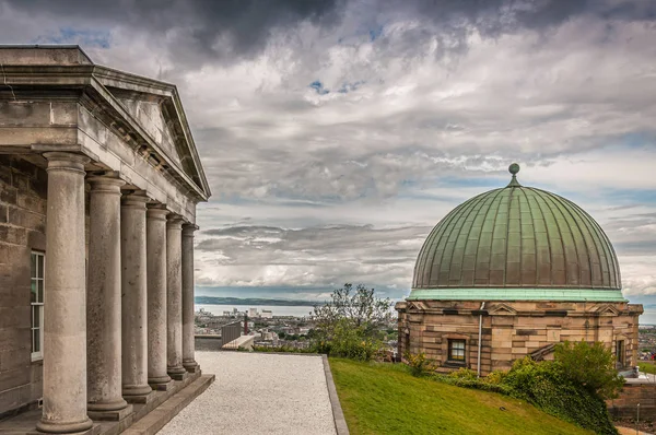 Bulutlu bir günde Calton Hill 'deki kollektif sanat galerisi, Edinburgh