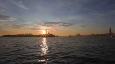 San Giorgio, Venedik, İtalya kilisesinin çan kulesinin arkasındaki güneş ışınları