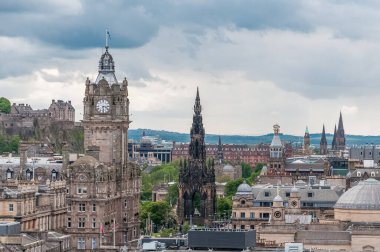 Bulutlu bir günde Calton Hill 'den Scott Anıtı' nın manzarası, Edinburgh