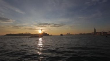 Vaporetto, gün batımında San Marco havzasından geçiyor, Venedik, İtalya