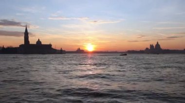 Günbatımında San Marco Havzasında küçük bir tekne, Venedik, İtalya