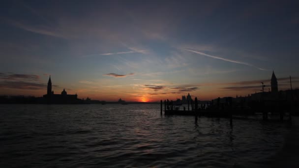 Maravilloso atardecer sobre las aguas de la cuenca de San Marco, Venecia, Italia — Vídeo de stock