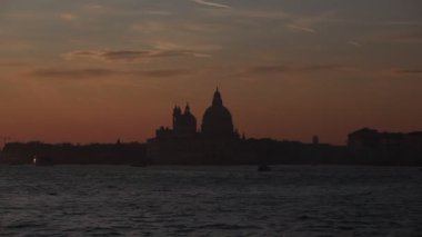 Günbatımında Basilica della Salute 'un silueti, Venedik, İtalya
