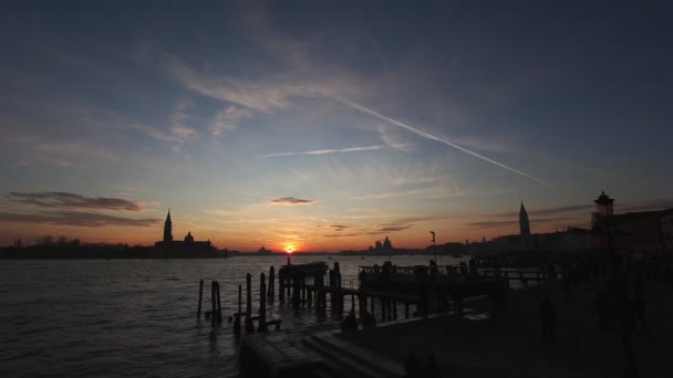 Maravillosa puesta de sol sobre la cuenca de San Marco vista desde el muelle, Venecia, Italia — Vídeos de Stock