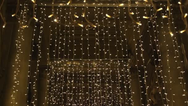 Karácsonyi fények, hogy ragyog lógott a mennyezet a galéria Velencében — Stock videók