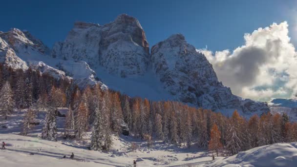 Timelapse красивий зимовий вид на доломітовий пік — стокове відео