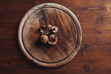 Kırsal ahşap tabakta ceviz manzarası