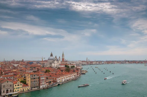 Vista aérea de Venecia desde el canal de Giudecca en un día lluvioso — Foto de Stock