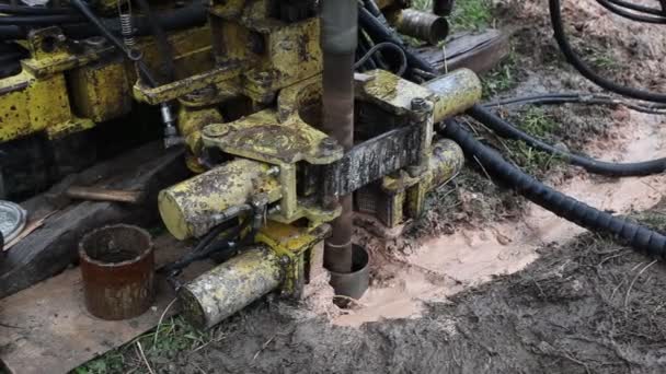 Detail der Drehbohrmaschine im Einsatz zur geognostischen Erkundung von Gesteinen — Stockvideo