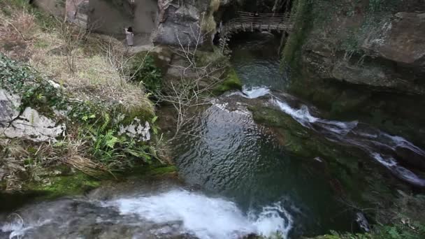 Efecto cinematográfico de las cataratas al inicio de las cuevas de Caglieron — Vídeo de stock