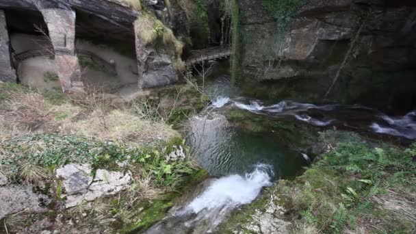 Vue de dessus des cascades et des rapides dans la gorge des grottes de Caglieron, Italie — Video