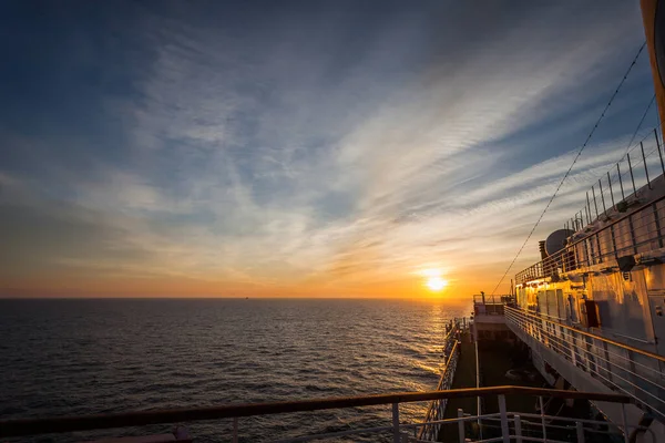 Закат над морским горизонтом с верхней палубы круизного судна — стоковое фото