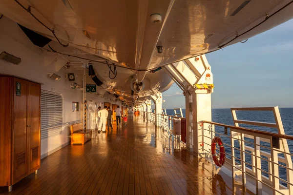 Deck dos botes salva-vidas de um navio de cruzeiro — Fotografia de Stock