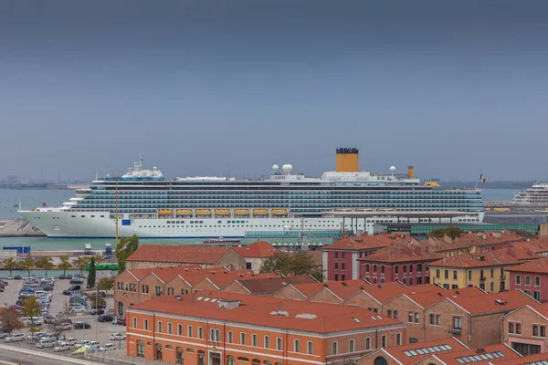 有大船停泊的威尼斯游轮码头的空中景观 — 图库照片
