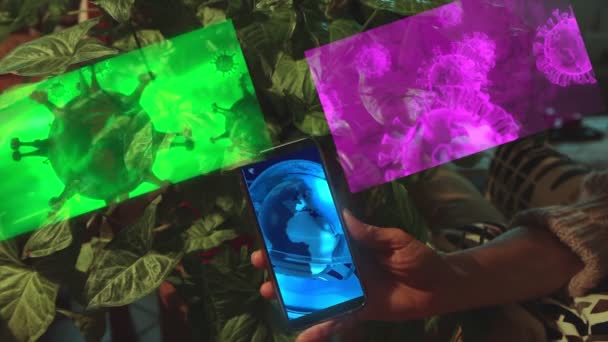 Futurisztikus hologram telefon effektus, amely a koronavírusról szóló híreket szimulálja — Stock videók