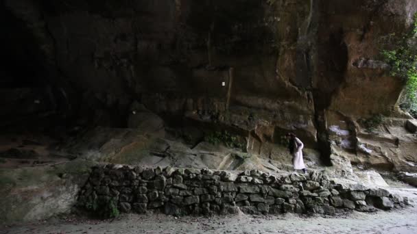 Vrouw die de grotten van Caglieron binnenloopt, Veneto, Italië — Stockvideo