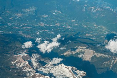 Trentino bölgesindeki Non Valley 'in bir uçak penceresinden görüntüsü