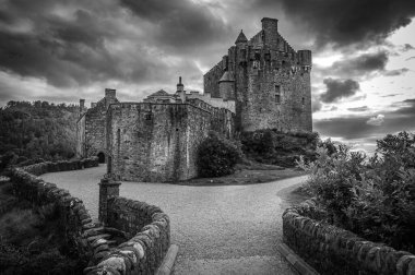 Eilean Donan Şatosu 'nun siyah beyaz etkisi İskoçya Köprüsü' nden