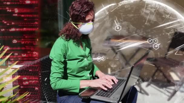 Futuristisk effekt av kvinna, bär en anti-covid mask, medan du använder hennes bärbara dator — Stockvideo