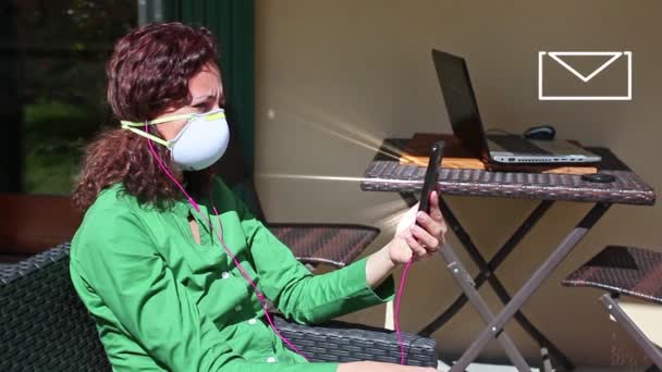 Futuristisk effekt av kvinna, bär en anti-covid mask, medan du använder sin telefon — Stockvideo