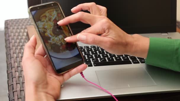 Női kéz közelsége zoomolás okostelefon képernyőn — Stock videók