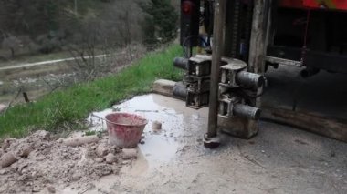 Coğrafi sondaj için sondaj makineleri olan bir kamyon