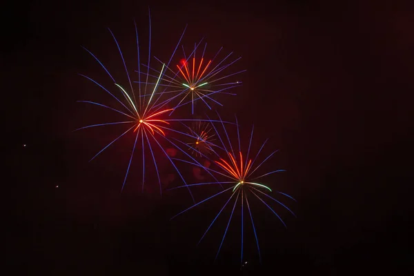 Bomberos azules, rojos y blancos sobre el telón de fondo del cielo nocturno — Foto de Stock