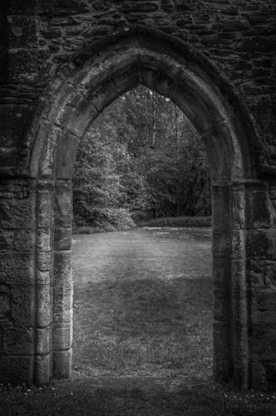 Black and white effect of door with Gothic arch in the Inchmahome Priory remains — Stock Photo, Image