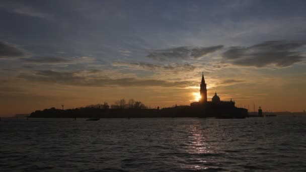 Sole che tramonta dietro il campanile della chiesa di San Giorgio, Venezia — Video Stock