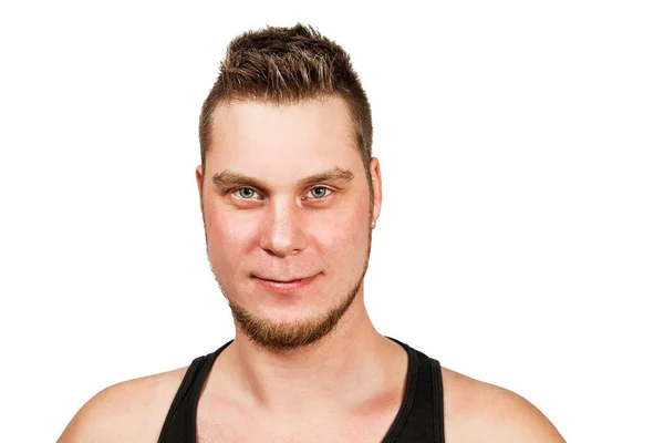 Retrato de um jovem sorridente vestido de t-shirt preta com barba e penteado. Em fundo isolado branco . — Fotografia de Stock