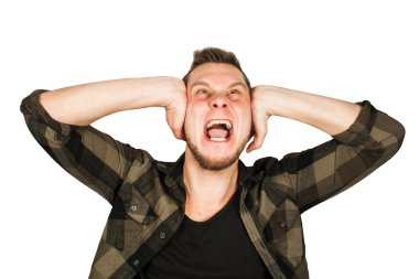 Sakallı, kulakları kapalı, beyaz arka planda soyutlanmış genç bir adam..