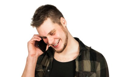 Sakallı genç adam akıllı telefonda konuşuyor, beyaz arka planda izole edilmiş..