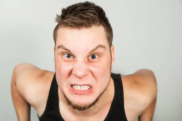 Een man met een baard en constipatie ontlasting duwen op het toilet op een lichte achtergrond — Stockfoto