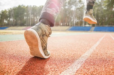 Koşu ayakkabılı atlet Ayaklar koşu bandında koşuyor. Kapat..