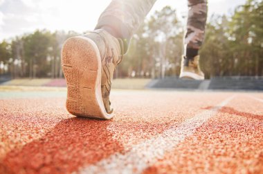 Koşu ayakkabılı atlet Ayaklar koşu bandında koşuyor. Kapat..