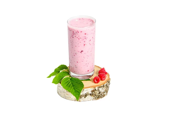 Glas Joghurt-Cocktail, Smoothies, mit Himbeeren steht auf einem Birkenstumpf, isoliert auf weißem Hintergrund. — Stockfoto