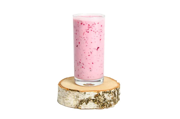 Verre de cocktail de yaourts, smoothies, avec des framboises se dresse sur une souche de bouleau, isolé sur fond blanc . — Photo