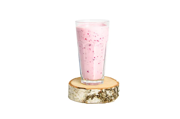 Verre de cocktail de yaourts, smoothies, avec des framboises se dresse sur une souche de bouleau, isolé sur fond blanc . — Photo