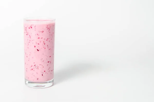Szklanka koktajlu jogurtowego, koktajle, z malinami stoi na brzozowym kikucie, izolowana na białym tle. — Zdjęcie stockowe