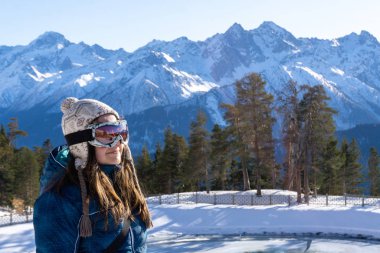 Dağlarda ve orman geçmişinde genç bir kız turist..